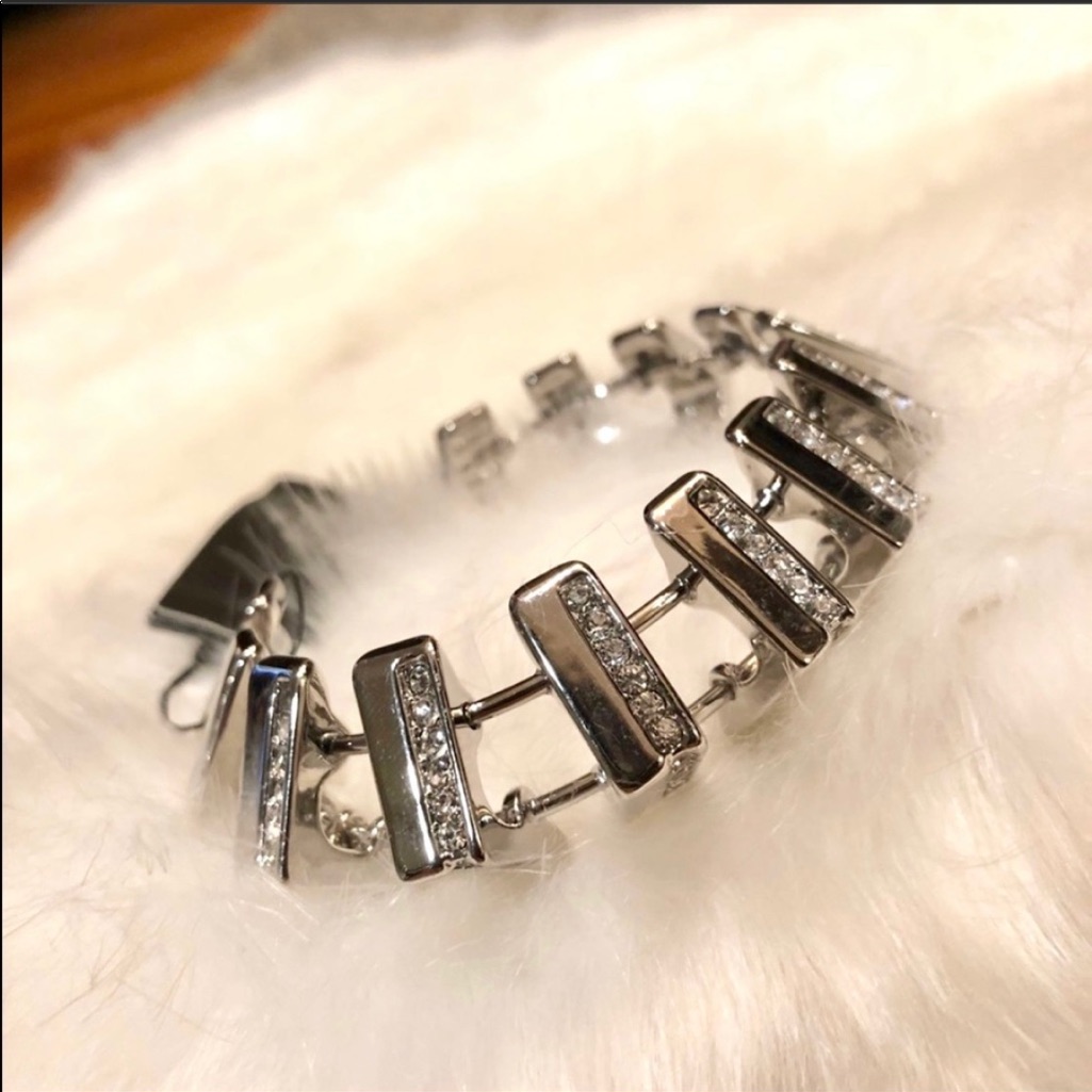 Nwt Bcbgmaxazria Silver Crystal Arrow Bracelet